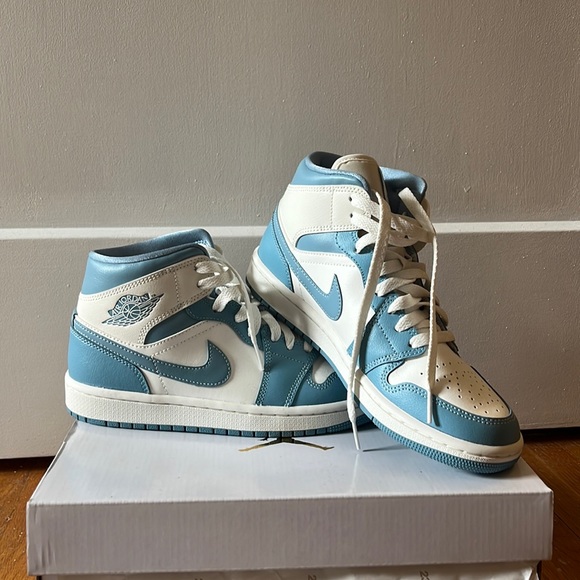 Wmns Air Jordan 1 Mid ‘University Blue’ - Picture 1 of 4